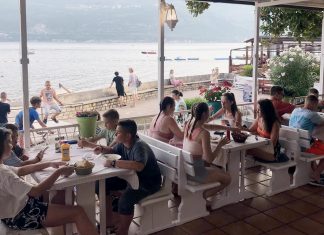 Летовање проводе у купању и спортским активностима